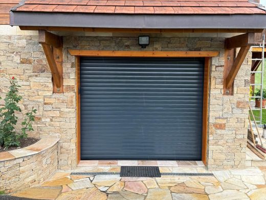 Installateur de porte de garage sectionnelle sur mesure en Haute-Savoie